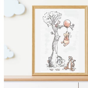 Puede incluir: Una ilustraci&oacute;n en blanco y negro de Winnie de Pooh, Piglet y Eeyore de la caricatura de Disney. Winnie de Pooh sostiene un globo rojo y cuelga de una rama de &aacute;rbol. Piglet est&aacute; de pie en el suelo mirando hacia arriba a Winnie de Pooh. Eeyore est&aacute; sentado en el suelo mirando a Piglet.