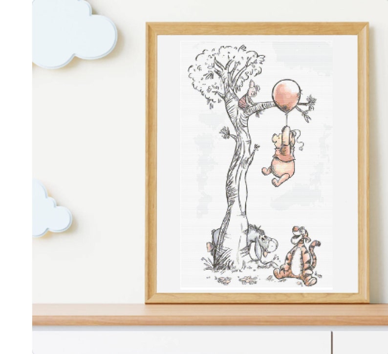 Puede incluir: Una ilustraci&oacute;n en blanco y negro de Winnie de Pooh, Piglet y Eeyore de la caricatura de Disney. Winnie de Pooh sostiene un globo rojo y cuelga de una rama de &aacute;rbol. Piglet est&aacute; de pie en el suelo mirando hacia arriba a Winnie de Pooh. Eeyore est&aacute; sentado en el suelo mirando a Piglet.
