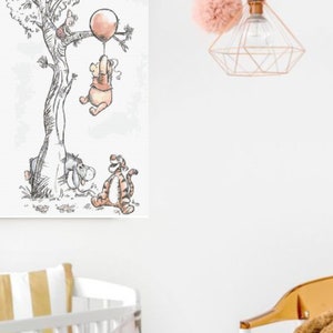 Puede incluir: Una ilustraci&oacute;n en blanco y negro de Winnie de Pooh, Piglet y Tigger. Winnie de Pooh est&aacute; agarrado a un globo rosa mientras cuelga de una rama de &aacute;rbol. Piglet est&aacute; sentado en una rama y Tigger est&aacute; de pie en el suelo mirando hacia arriba a Winnie de Pooh.
