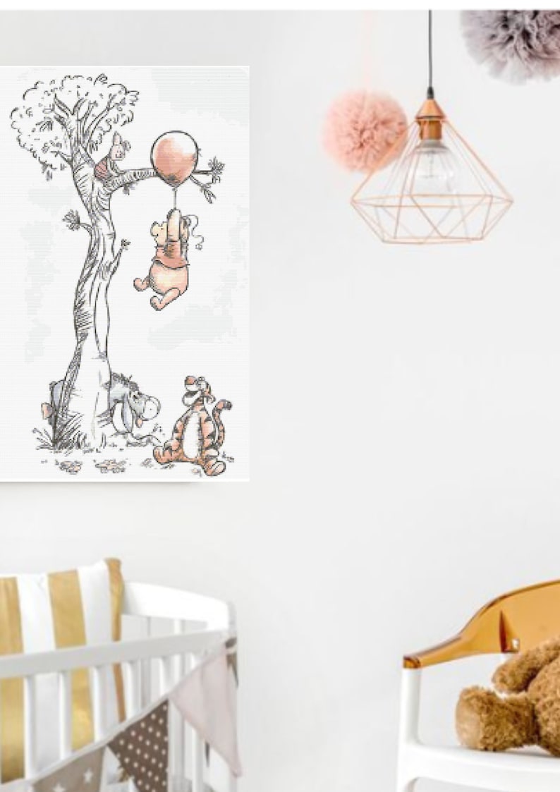 Puede incluir: Una ilustraci&oacute;n en blanco y negro de Winnie de Pooh, Piglet y Tigger. Winnie de Pooh est&aacute; agarrado a un globo rosa mientras cuelga de una rama de &aacute;rbol. Piglet est&aacute; sentado en una rama y Tigger est&aacute; de pie en el suelo mirando hacia arriba a Winnie de Pooh.