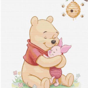 Può includere: Un disegno a punto croce con Winnie the Pooh che abbraccia Pimpi. Pooh indossa una maglietta rossa, Pimpi un completo a righe rosa. Un alveare con api e fiori sullo sfondo. L'immagine ha una morbida tavolozza di colori pastello.