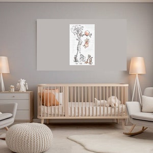 Puede incluir: Una habitaci&oacute;n de beb&eacute; con una cuna, una mecedora y una impresi&oacute;n enmarcada de Winnie the Pooh en la pared. La impresi&oacute;n muestra a Winnie the Pooh sosteniendo un globo y de pie en una rama de &aacute;rbol.