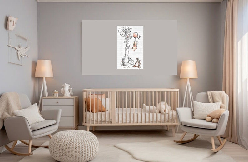Puede incluir: Una habitaci&oacute;n de beb&eacute; con una cuna, una mecedora y una impresi&oacute;n enmarcada de Winnie the Pooh en la pared. La impresi&oacute;n muestra a Winnie the Pooh sosteniendo un globo y de pie en una rama de &aacute;rbol.