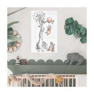 Puede incluir: Una calcoman&iacute;a de pared para la habitaci&oacute;n de los ni&ntilde;os de Winnie the Pooh y Tigger con una ilustraci&oacute;n en blanco y negro de Winnie the Pooh sosteniendo un globo rojo y Tigger de pie en el suelo. La calcoman&iacute;a est&aacute; sobre un fondo blanco.