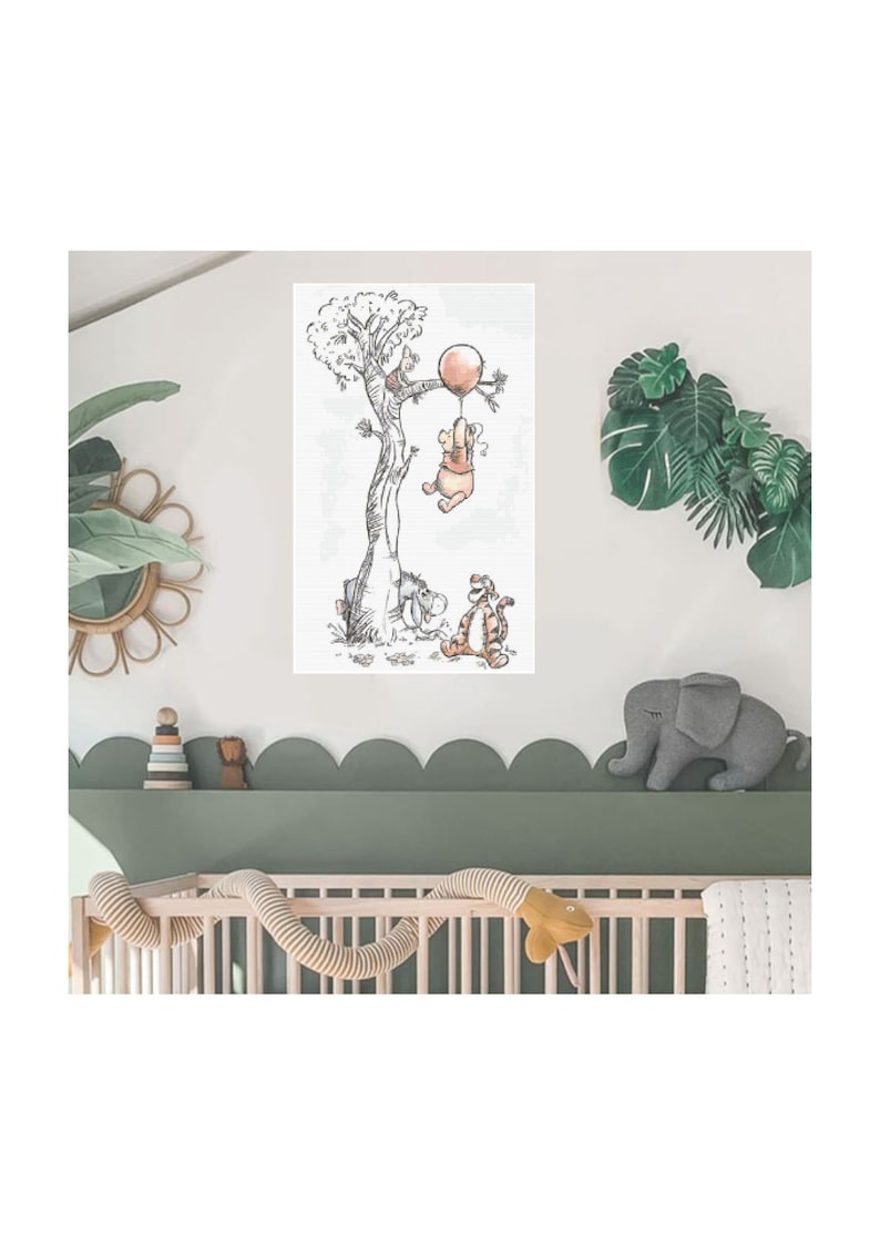 Puede incluir: Una calcoman&iacute;a de pared para la habitaci&oacute;n de los ni&ntilde;os de Winnie the Pooh y Tigger con una ilustraci&oacute;n en blanco y negro de Winnie the Pooh sosteniendo un globo rojo y Tigger de pie en el suelo. La calcoman&iacute;a est&aacute; sobre un fondo blanco.