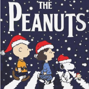 Puede incluir: Ilustración digital de los personajes de The Peanuts, Charlie Brown, Lucy y Snoopy, con gorros de Papá Noel y caminando por un paso de cebra. El fondo es azul oscuro con copos de nieve blancos. El texto "THE PEANUTS" está en la parte superior.