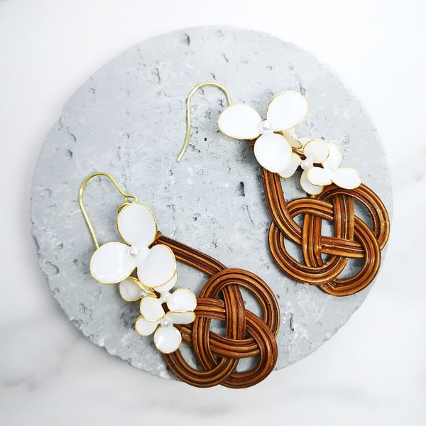 White Flower Weaved Rattan Teardrop Earrings with Gift Box, KIANNAKI ER2308220