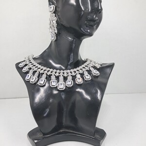 Elegante collar de novia con pendientes a juego. Hermosas piedras en forma de corte esmeralda con gargantilla con pendientes a juego.