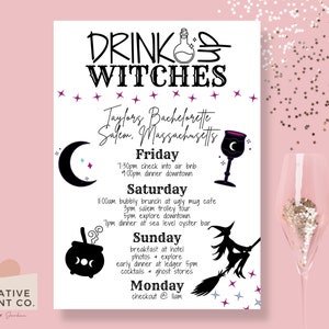 K&ouml;nnte beinhalten: Ein wei&szlig;es Poster mit dem Text "DRINK WITCHES" und einem Zeitplan f&uuml;r einen Junggesellinnenabschied in Salem, Massachusetts. Das Design umfasst Illustrationen zum Thema Hexen, Sterne und einen Mond. Das Poster befindet sich auf einem rosa Hintergrund.