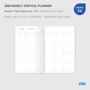 Op de afbeelding: Een witte 2026 wekelijkse verticale planner met een rasterindeling, met de tekst "2026 WEEKLY VERTICAL PLANNER" en "Pocket / Field notes size :: 89 x 140 mm." De planner bevat de data januari-juni 2026 & juli-december 2026.