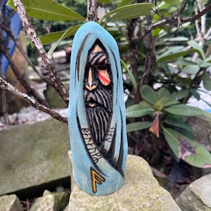 Houten Odin, het ultieme beeld van de vikinggod - handgemaakte heidense kunst, met de hand gesneden met runen