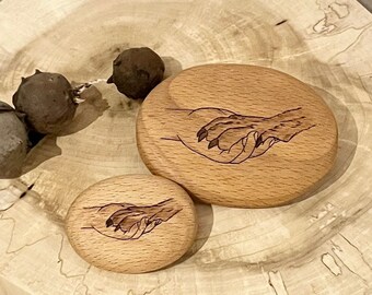 Handvleier met HAND & DOG PAW | Pyrografie op houten kiezels: kunst voor dierenliefhebbers die mens en hond verbindt