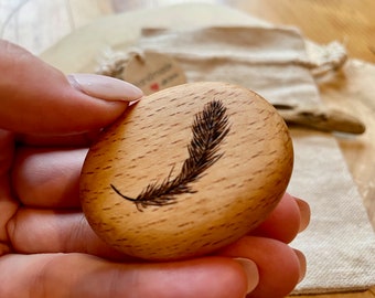 Klein handvleiertje met VEER | Pyrografie op houten kiezels | Duurzame kunst en creatief handwerk | Dicht bij de natuur & authentiek