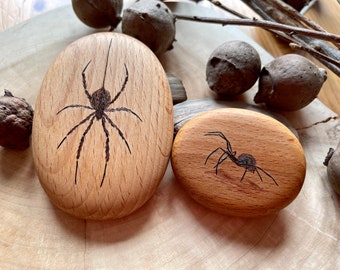 Handvleier met SPIDER | Pyrografie op houten kiezels | Duurzame kunst en creatief handwerk | Magisch & Inspirerend
