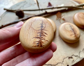 Klein handvleiertje met FIR & MOON | Pyrografie op houten kiezels | symbool van bestendigheid en dromen