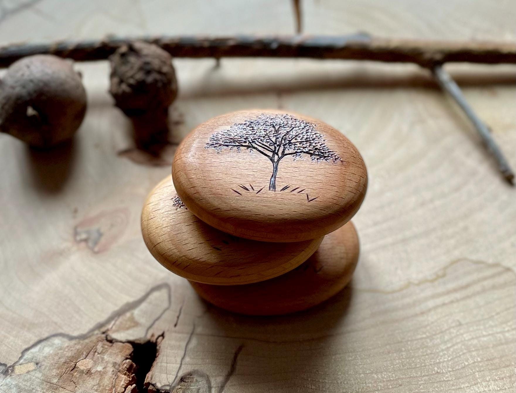 Handvleier met TREE OF LIFE | Pyrografie op houten kiezelstenen | Geluksbrenger gemaakt van duurzame kunst voor innerlijke harmonie