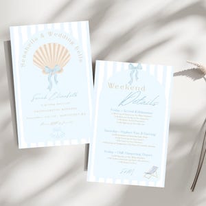 Könnte beinhalten: Zwei hellblaue und weiß gestreifte Karten mit einem Muschel- und Hochzeitsglocken-Design. Die erste Karte sagt "Seashells & Wedding Bells" und "Sarah Elizabeth heiratet" mit Datum und Ort. Die zweite Karte sagt "Wochenend-Details" mit einer Liste von Veranstaltungen für ein Junggesellinnen-Wochenende.