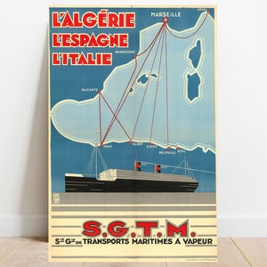 Op de afbeelding: Een vintage reisposter die reclame maakt voor een rederij genaamd "S.G.T.M." De poster toont een kaart van de Middellandse Zee met rode lijnen die verschillende steden in Algerije, Spanje en Italië verbinden. De poster toont ook een zwart-witte illustratie van een schip.