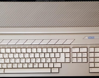 The Atari 1040ST, a popular 16-bit computer using music graphics, was released in 1986 and features a screen, sampler, turntable, stemmer, and 3/5 loop.