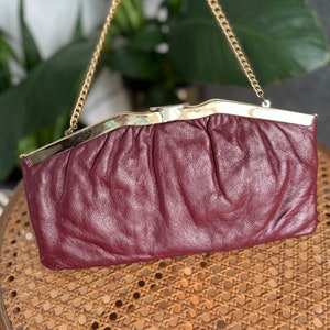 Bolso de mano vintage de piel color granate con bisagras doradas