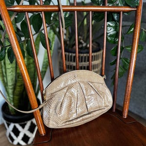Monedero vintage de piel de serpiente Etienne Aigner beige