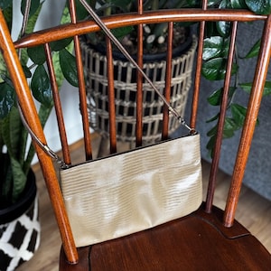 Monedero vintage de piel sintética de serpiente Nuline en color beige