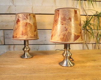 une paire de lampes de table vintage avec des abat-jour faits à la main de vraies feuilles de chêne.