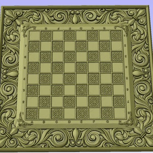 Puede incluir: Un tablero de ajedrez de madera decorativo con un marco tallado ornamentado. El tablero está hecho de madera clara y tiene una incrustación de madera oscura. El tablero está etiquetado con las letras A a G y los números 1 a 8.