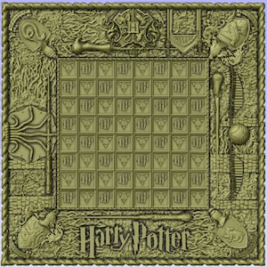 Puede incluir: Un tablero de juego decorativo verde y marrón con una cuadrícula de cuadrados que presenta el logotipo de Harry Potter. El tablero está rodeado por un marco detallado con varios símbolos y personajes con temática de Harry Potter.