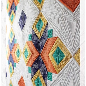 Peut inclure: Une courtepointe détaillée avec un motif géométrique composé de losanges et de triangles dans des tons d'orange, de jaune, de sarcelle et de bleu marine. La courtepointe mesure 206 x 206 cm et porte le mot "BOHEMIAN" en haut.