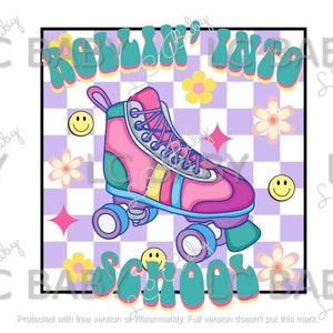 Puede incluir: Una ilustración de estilo retro de un patín con el texto "Rollin' into School" en una fuente colorida y ondulada. El fondo es un patrón a cuadros en tonos de morado y blanco con flores y caras sonrientes.