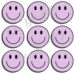 Op de afbeelding: Negen lichtpaarse smiley-stickers met zwarte ogen en glimlach. Elke sticker heeft een distressed textuur en een donkergrijze schaduw, gerangschikt in een raster van drie bij drie op een witte achtergrond.