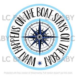 Op de afbeelding: Een blauwe en witte kompas met de tekst "What Happens On The Boat Stays On The Boat" rond de kompas.