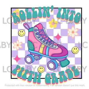 Può includere: Un'illustrazione in stile retrò di un pattino a rotelle con uno schema di colori rosa, giallo e blu. Il pattino è su uno sfondo a scacchi con fiori e facce sorridenti. Il testo "Rollin' into Fifth Grade" è in un font retrò colorato.