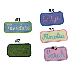 Peut inclure: Cinq patchs brodés thermocollants avec des noms différents. Les patchs sont rectangulaires et ont un fond blanc avec une bordure de couleur. Les noms sont : Theodore, James, Evelyn, Amelia et Sarah.