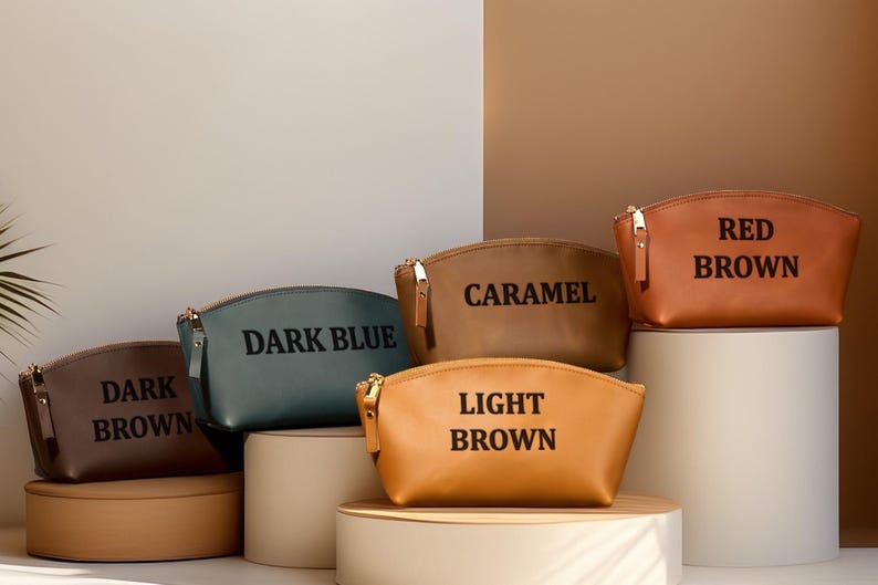 K&ouml;nnte beinhalten: Eine wei&szlig;e Keramik-Tasse mit schwarzem Henkel und dem Text "But First, Coffee" in fetter, schwarzer Schrift. Die Tasse steht vor einem verschwommenen Hintergrund, der ihr klares Design hervorhebt.