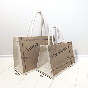 Pode incluir: Duas sacolas de juta, uma grande e uma m&eacute;dia, com acabamento branco. A sacola grande mede 38 cm de largura por 25 cm de altura por 18 cm de profundidade. A sacola m&eacute;dia mede 33 cm de largura por 20 cm de altura por 18 cm de profundidade.