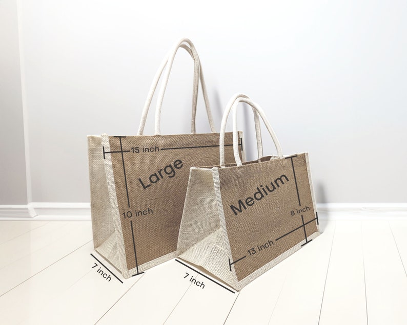 Pode incluir: Duas sacolas de juta, uma grande e uma m&eacute;dia, com acabamento branco. A sacola grande mede 38 cm de largura por 25 cm de altura por 18 cm de profundidade. A sacola m&eacute;dia mede 33 cm de largura por 20 cm de altura por 18 cm de profundidade.
