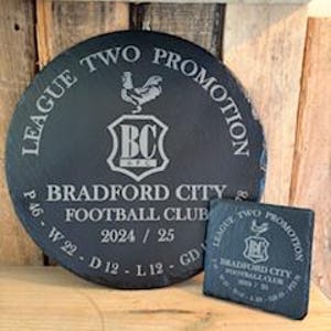 Bradford City-set met leistenen plaquette en onderzetter. Fantastisch ontwerp en kwaliteit. Kan apart worden gekocht. Feestelijk ontwerp, geweldige prijs.