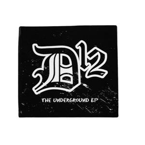 Puede incluir: Gráfico cuadrado negro con texto blanco. El texto dice "D12" en una fuente estilizada, con "2" a la derecha de la "D". Debajo del logotipo, el texto "THE UNDERGROUND EP" está impreso.