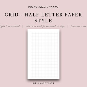 以下が含まれることがあります： ミニマルなデザインの白い方眼紙インサート。「GRID - HALF LETTER PAPER STYLE」と書かれており、「digital download | minimal and functional design | planner insert」というテキストが含まれています。背景はソフトピンクです。