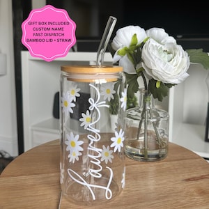 Personalised Glass Cup with Bamboo Lid | Custom Iced Coffee Cup | Daisy Glass Can | Floral Tumbler | Gift for Her | 500ml | Glass Straw 16oz imagem 1