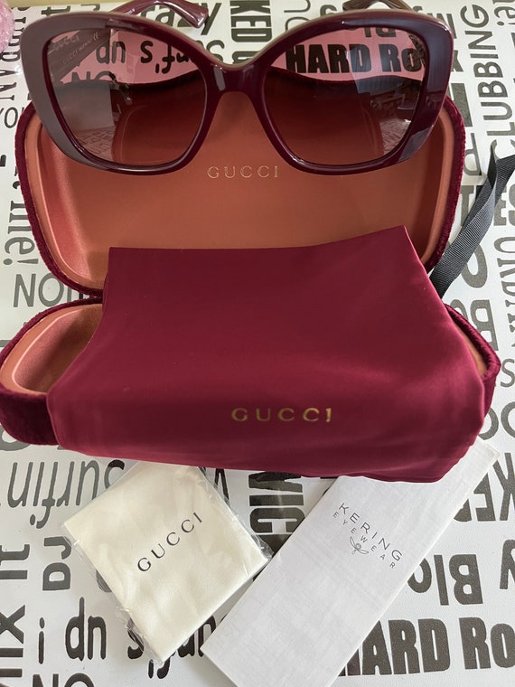 サングラス GUCCI Gucci - GG1338S - 007 burgundy burgundy red Gucci GG1338S 007 Burgundy Sunglasses for Woman – LookerOnline