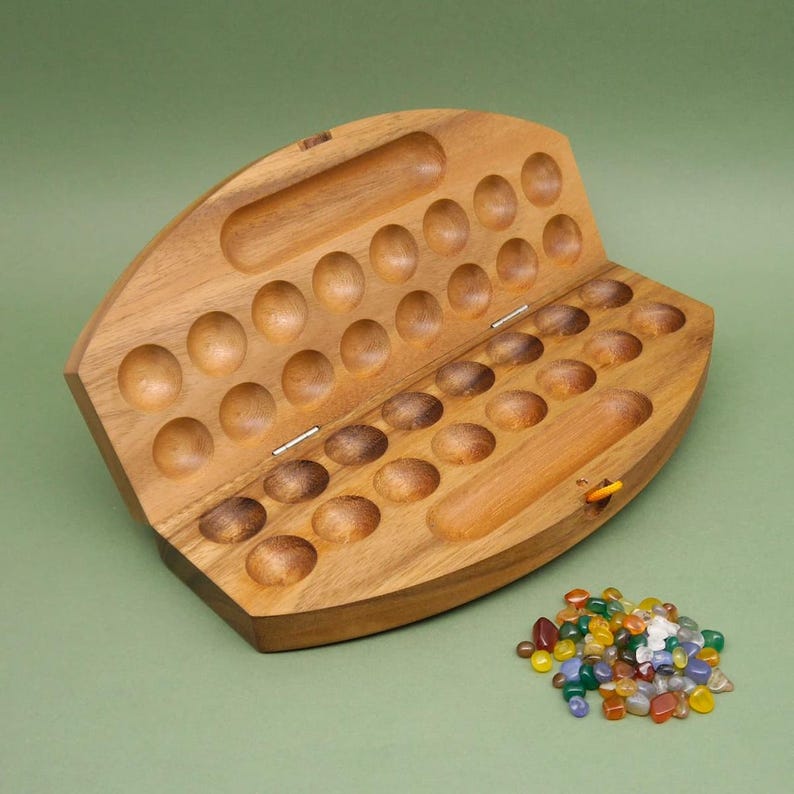HUS BAO - foldable pebble game image 2