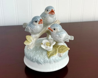 otagiri japanische Blume & Singvogel Porzellan Spieluhr - Pastell blau / weiß Figur - handbemalt in Japan - Chinoiserien / Grandmillennial