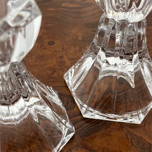 Kurze Kerzenhalter aus Glas Chinoiserie/Grandmillenial/traditionelle Tischlandschaft 9 cm hoch zwei verfügbar Bild 4