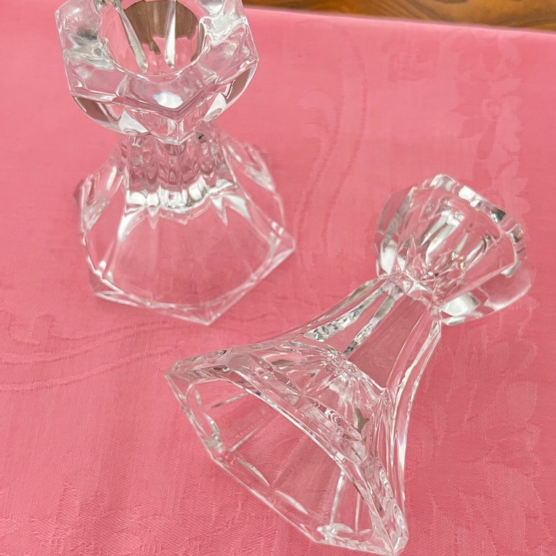 Kurze Kerzenhalter aus Glas Chinoiserie/Grandmillenial/traditionelle Tischlandschaft 9 cm hoch zwei verfügbar Bild 6