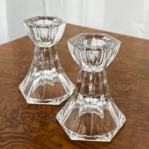 Kurze Kerzenhalter aus Glas Chinoiserie/Grandmillenial/traditionelle Tischlandschaft 9 cm hoch zwei verfügbar Bild 2