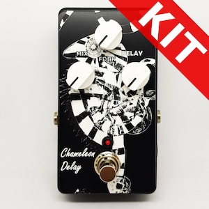 Puede incluir: Pedal de efectos de guitarra blanco y negro con el texto "Chameleon Delay" y tres botones etiquetados "Mix", "FDBK" y "Delay".