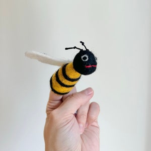 cute finger puppet bee made of felt I finger game I farm animal I meadow animals I toy Montessori I storytelling I insects